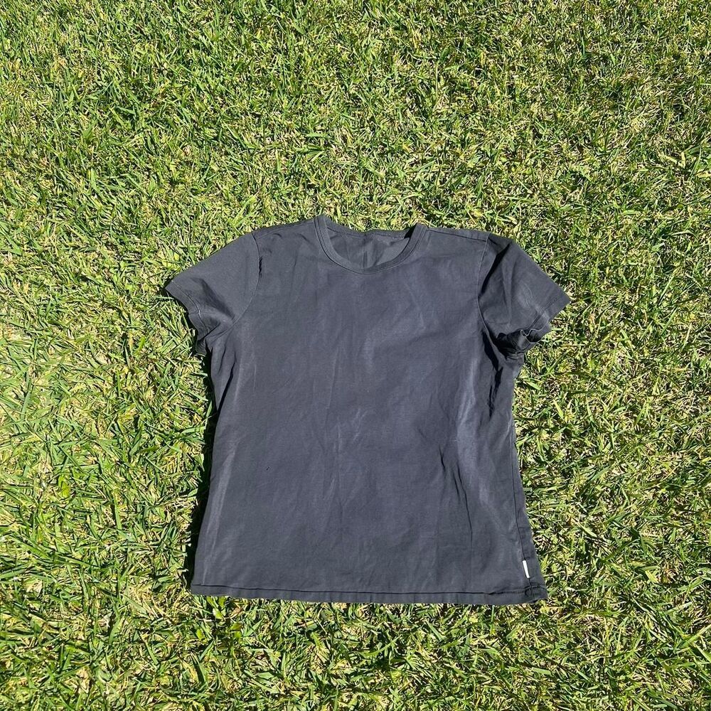 Vuori workout top Women’s size L baby tee